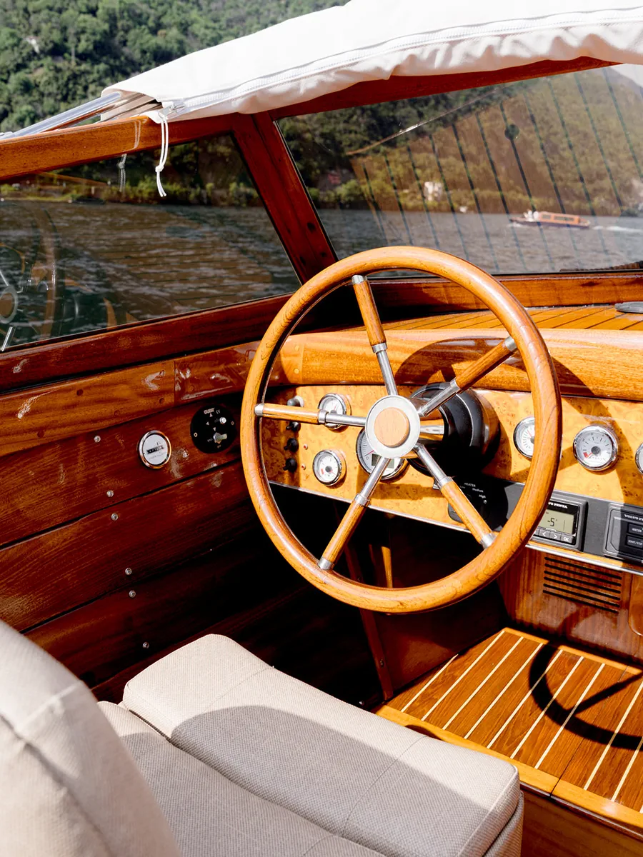 Venetian Water Limousine - Detail - V3 - LakeComoOnBoat
